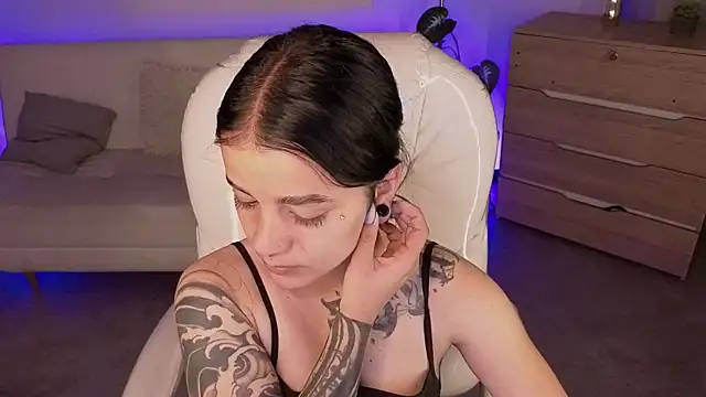 Nicole Foxx  online show from March 17, 7:50 pm