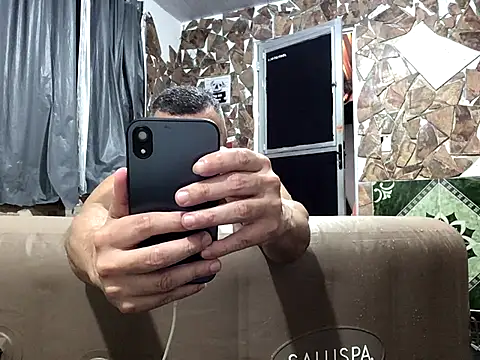 Snapshot of grossocalibre20 chatting on November 15, 2:53 am grossocalibre20 online show from November 15, 2:53 am