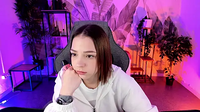 Snapshot of PamBeesly chatting on November 25, 9:20 am PamBeesly online show from November 25, 9:20 am