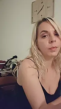 Snapshot of SweetyNinaOff1 chatting on October 25, 1:24 am SweetyNinaOff1 online show from October 25, 1:24 am