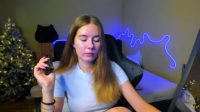 EmilyPaw online show from December 20, 10:00 am