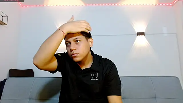 Snapshot of Tylerdrdn chatting on November 29, 10:57 pm Tylerdrdn online show from November 29, 10:57 pm