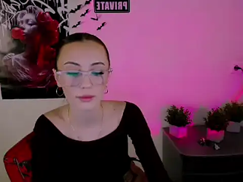 Nikonara Love online show from March 9, 7:15 pm