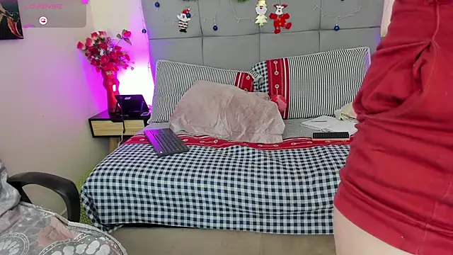 Snapshot of scarlet_hit chatting on December 15, 4:39 am scarlet hit online show from December 15, 4:39 am