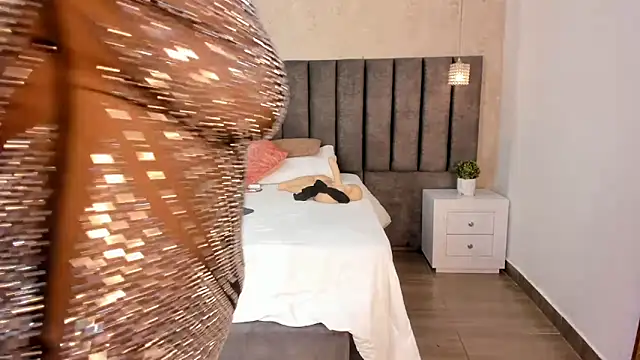 Snapshot of Mara_Torres1 chatting on February 9, 6:37 pm Mara Torres1 online show from February 9, 6:37 pm