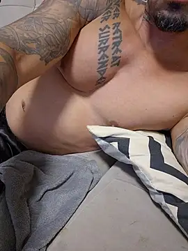 Snapshot of badbrown chatting on February 27, 3:06 am badbrown online show from February 27, 3:06 am