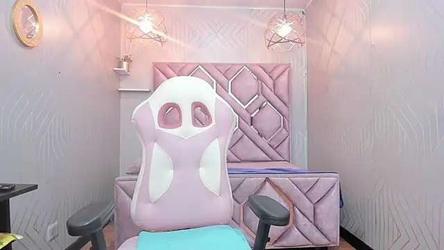 Snapshot of nefertiti_ebony chatting on March 23, 2:37 am nefertiti ebony online show from March 23, 2:37 am