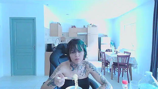 Snapshot of serena__vedette chatting on January 27, 12:05 pm serena vedette online show from January 27, 12:05 pm