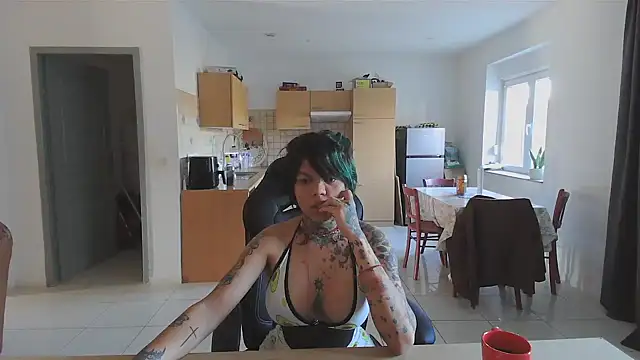 Snapshot of serena__vedette chatting on February 1, 9:54 am serena vedette online show from February 1, 9:54 am