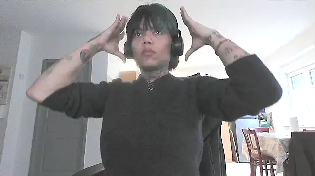 Snapshot of serena__vedette chatting on February 10, 7:36 am serena vedette online show from February 10, 7:36 am