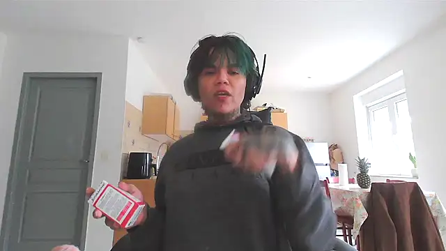 Snapshot of serena__vedette chatting on February 12, 11:40 am serena vedette online show from February 12, 11:40 am