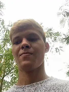 izan 20 online show from March 13, 9:05 pm