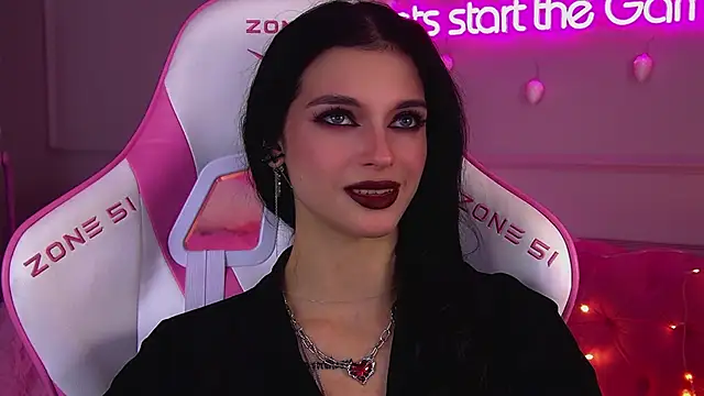 Snapshot of BeverlyMost chatting on December 4, 6:34 am BeverlyMost online show from December 4, 6:34 am