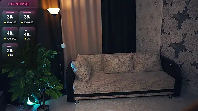 Snapshot of LynetHakes chatting on February 18, 9:10 am LynetHakes online show from February 18, 9:10 am