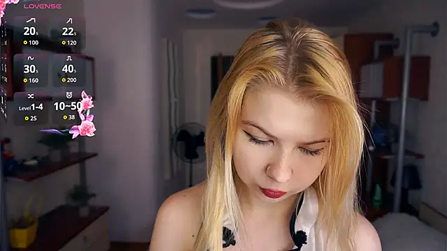 Snapshot of LynetHakes chatting on September 17, 4:25 am LynetHakes online show from September 17, 4:25 am