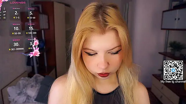 Snapshot of LynetHakes chatting on September 19, 4:14 am LynetHakes online show from September 19, 4:14 am