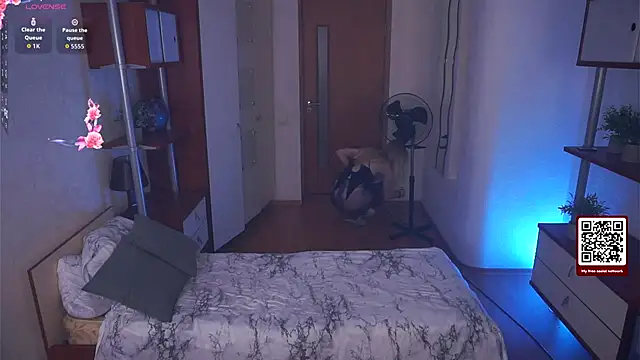 Snapshot of LynetHakes chatting on October 5, 4:33 am LynetHakes online show from October 5, 4:33 am