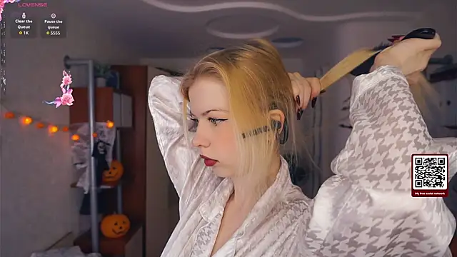 Snapshot of LynetHakes chatting on October 6, 4:10 am LynetHakes online show from October 6, 4:10 am