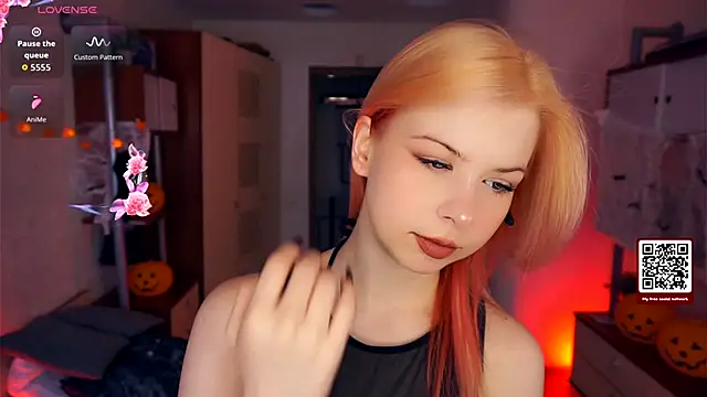 Snapshot of LynetHakes chatting on October 10, 4:22 am LynetHakes online show from October 10, 4:22 am