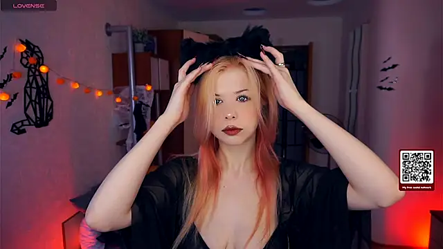 Snapshot of LynetHakes chatting on October 13, 4:12 am LynetHakes online show from October 13, 4:12 am