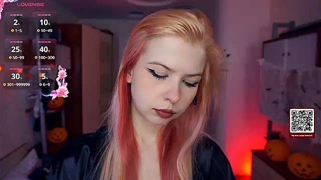 Snapshot of LynetHakes chatting on October 14, 4:24 am LynetHakes online show from October 14, 4:24 am