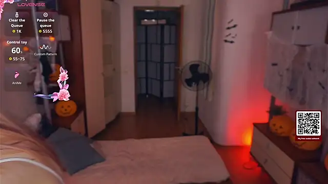 Snapshot of LynetHakes chatting on October 20, 4:35 am LynetHakes online show from October 20, 4:35 am