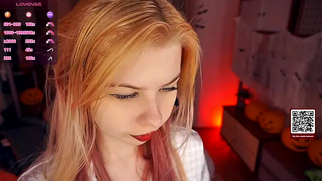 Snapshot of LynetHakes chatting on October 24, 4:20 am LynetHakes online show from October 24, 4:20 am