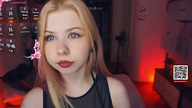 Snapshot of LynetHakes chatting on October 25, 4:20 am LynetHakes online show from October 25, 4:20 am