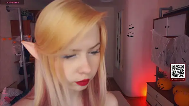 Snapshot of LynetHakes chatting on October 29, 4:26 am LynetHakes online show from October 29, 4:26 am