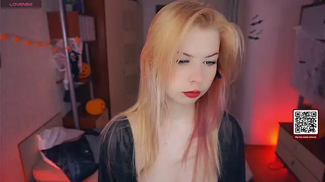 Snapshot of LynetHakes chatting on October 30, 4:25 am LynetHakes online show from October 30, 4:25 am