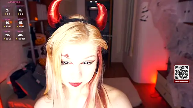 Snapshot of LynetHakes chatting on October 31, 5:41 am LynetHakes online show from October 31, 5:41 am