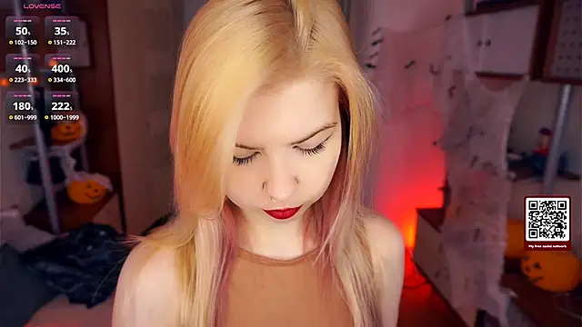 Snapshot of LynetHakes chatting on November 3, 4:25 am LynetHakes online show from November 3, 4:25 am