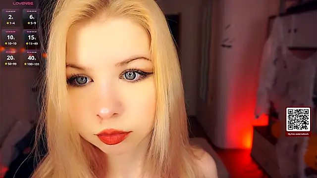 Snapshot of LynetHakes chatting on November 6, 4:35 am LynetHakes online show from November 6, 4:35 am