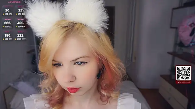 Snapshot of LynetHakes chatting on November 13, 4:22 am LynetHakes online show from November 13, 4:22 am