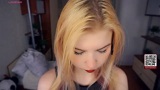 Snapshot of LynetHakes chatting on November 17, 4:18 am LynetHakes online show from November 17, 4:18 am