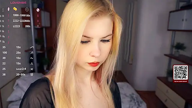 Snapshot of LynetHakes chatting on December 1, 6:29 am LynetHakes online show from December 1, 6:29 am