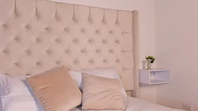 Snapshot of bella_bloomg chatting on January 27, 7:24 pm bella bloomg online show from January 27, 7:24 pm