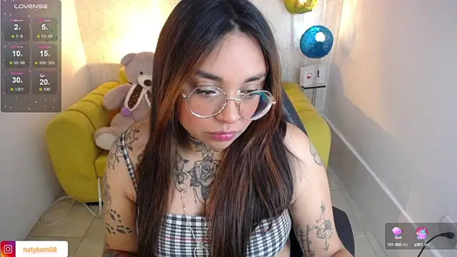 Snapshot of natyk_m chatting on February 8, 1:11 pm natyk m online show from February 8, 1:11 pm