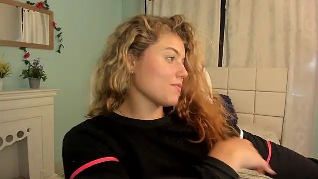 Snapshot of alaia_greyy chatting on February 4, 5:23 pm alaia greyy online show from February 4, 5:23 pm