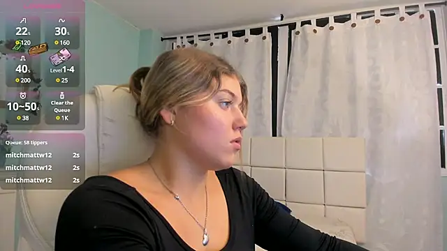 Snapshot of alaia_greyy chatting on February 6, 5:19 pm alaia greyy online show from February 6, 5:19 pm