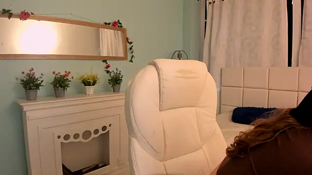 Snapshot of alaia_greyy chatting on February 10, 1:44 pm alaia greyy online show from February 10, 1:44 pm