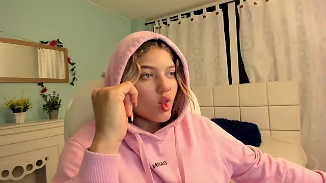 Snapshot of alaia_greyy chatting on February 11, 2:13 pm alaia greyy online show from February 11, 2:13 pm