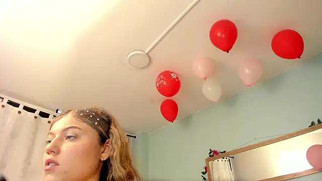 Snapshot of alaia_greyy chatting on February 15, 6:01 pm alaia greyy online show from February 15, 6:01 pm