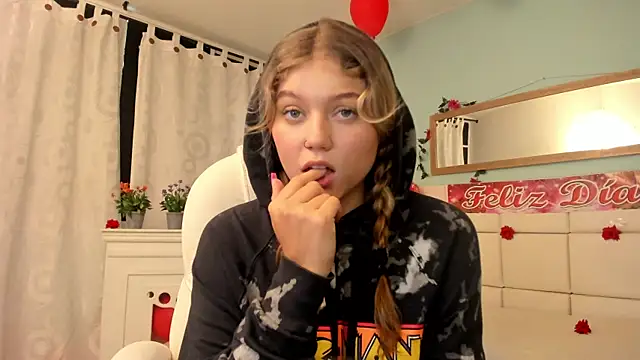 Snapshot of alaia_greyy chatting on February 18, 2:16 pm alaia greyy online show from February 18, 2:16 pm