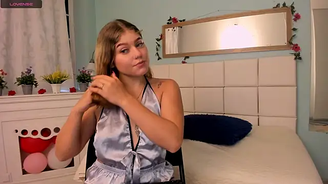 Snapshot of alaia_greyy chatting on February 26, 1:30 pm alaia greyy online show from February 26, 1:30 pm