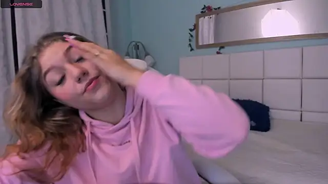 Snapshot of alaia_greyy chatting on February 28, 12:52 pm alaia greyy online show from February 28, 12:52 pm