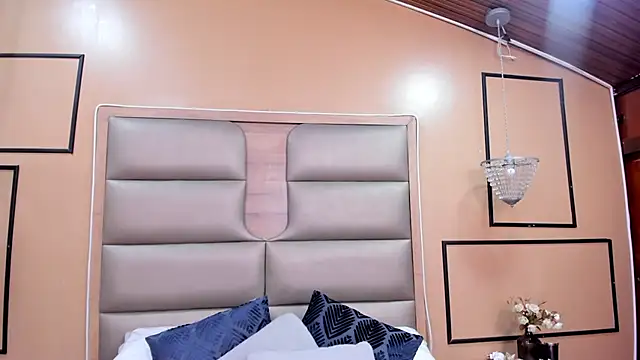 Snapshot of CAYLINCOLLINS chatting on October 23, 3:39 am CAYLINCOLLINS online show from October 23, 3:39 am