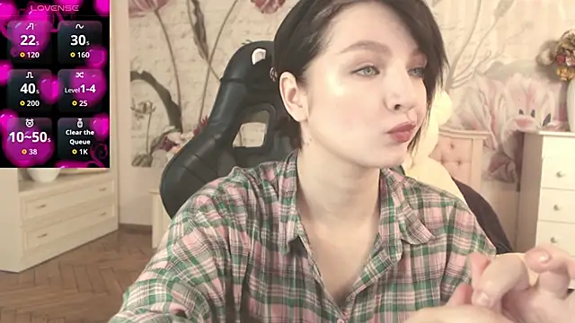 Snapshot of BritneyBarker chatting on October 6, 2:31 am BritneyBarker online show from October 6, 2:31 am