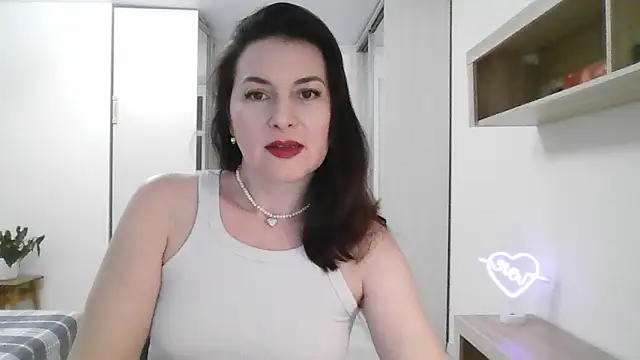 Victoria Glam online show from February 6, 6:35 pm