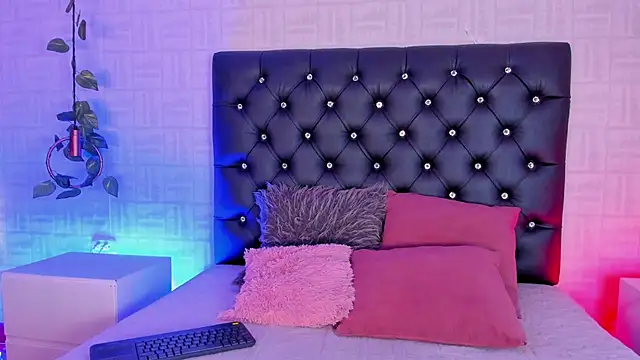 Hannah Jonhson online show from February 4, 12:22 pm